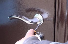 Замена дверной ручки металлической двери в Кировске