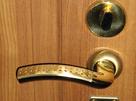 Замена дверной ручки входной двери в Кировске