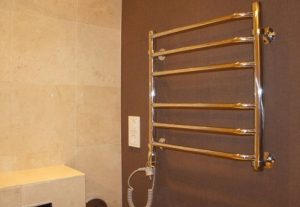 Установка электрического полотенцесушителя в ванной в Кировске